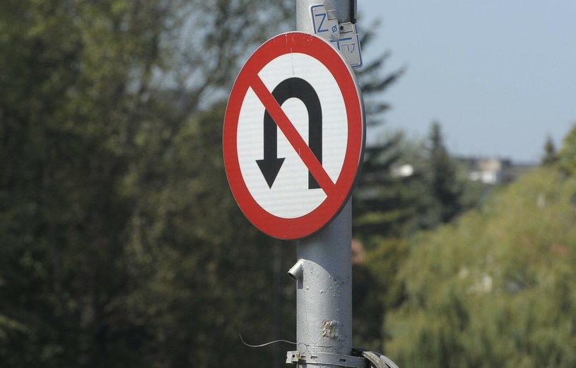 Czy na zakazie zawracania można skręcać w lewo? /Wojciech Laski /East News