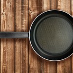 Czy naczynia teflonowe są naprawdę szkodliwe?