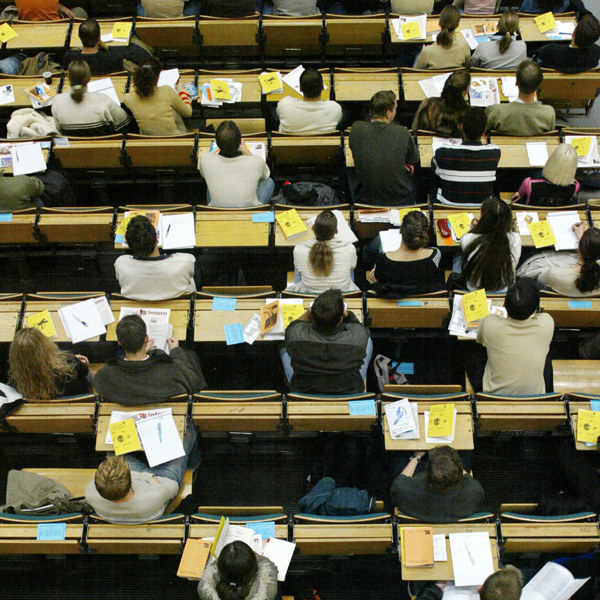 Czy nadchodzi koniec bezpłatnego szkolnictwa wyższego? /AFP