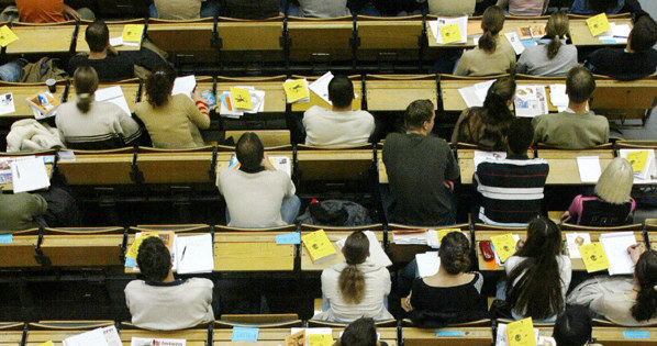 Czy nadchodzi koniec bezpłatnego szkolnictwa wyższego? /AFP