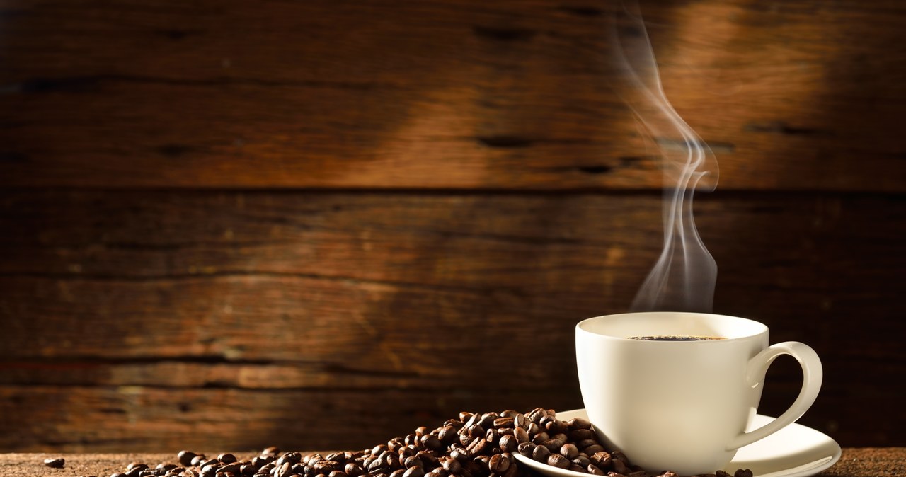 Czy nadmierne spożywanie kawy przyczynia się do ekspansji malarii na świecie? /123RF/PICSEL