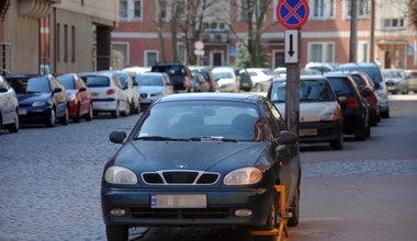 Czy należy ci się mandat za parkowanie  po lewej stronie?