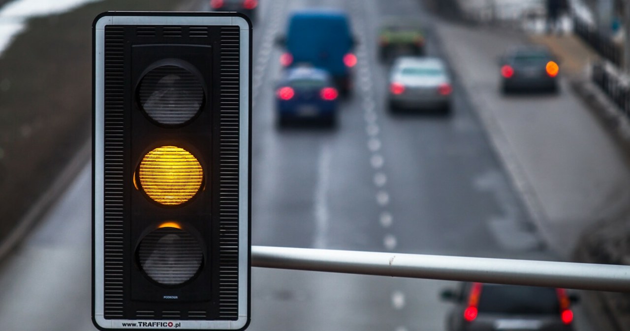 Czy należy się mandat za przejechanie na żółtym świetle? /Adam Burakowski /Reporter