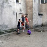 Czy naprawdę dorastaliśmy w świecie bez strachu? Tak wyglądały podwórka lat 90.