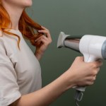 Czy naprawdę niszczysz włosy podczas suszenia? Sprawdź, jak odzyskać zdrowe, gładkie pasma