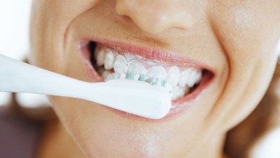 ​Czy naprawdę trzeba myć zęby dwa razy dziennie? Największe mity obalone