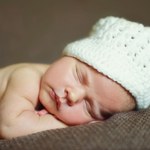 Czy niemowlę może spać na brzuszku?