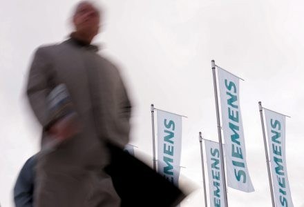 Czy Nokia zdominuje Siemensa? /AFP