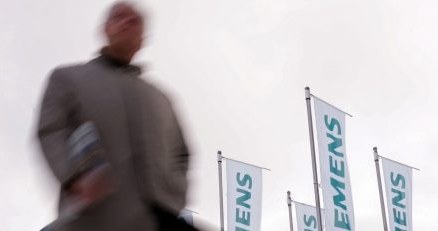 Czy Nokia zdominuje Siemensa? /AFP