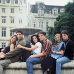Czy nostalgia może być strategią przetrwania? O ucieczce w stare piosenki, seriale i buty z podstawówki