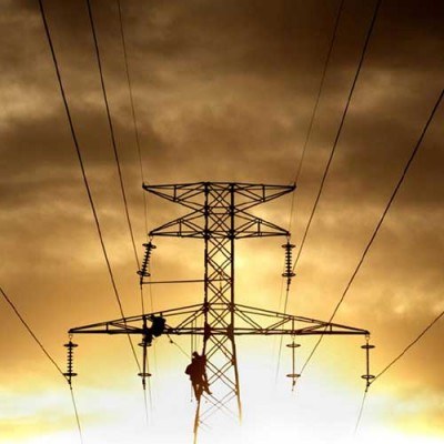Czy o wyskości rachunków za prąd będzie decydować odległość od producenta energii? /AFP