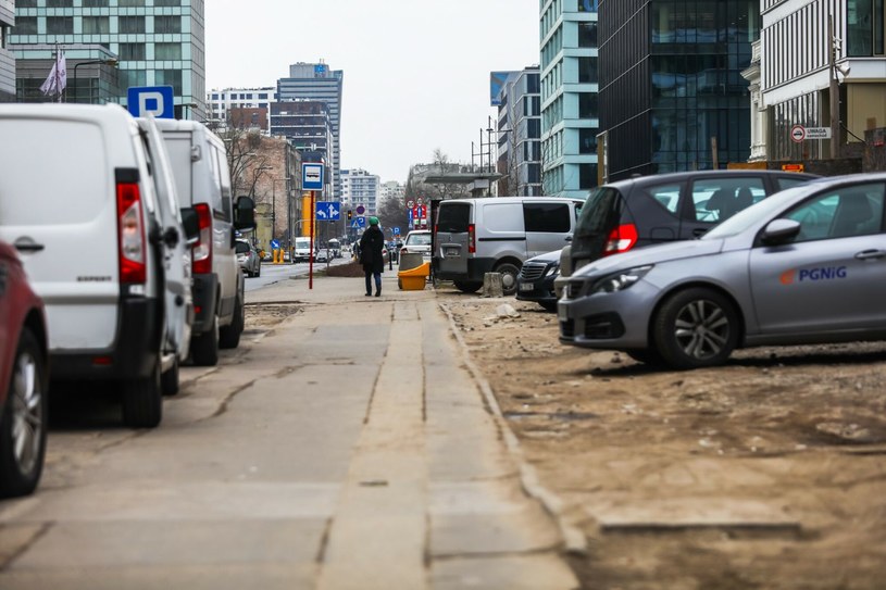 Czy od 21 września nie będzie można legalnie zaparkować na chodniku? Przepisy zdają się być sprzeczne /Adam Burakowski/REPORTER /Agencja SE/East News