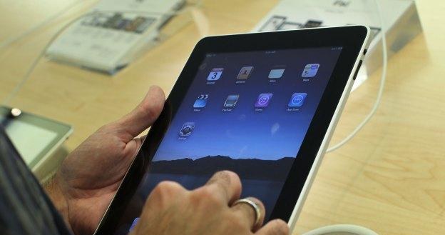 Czy odpowiedzią Apple na tablet Amazonu będzie tańsza wersja iPada? /AFP
