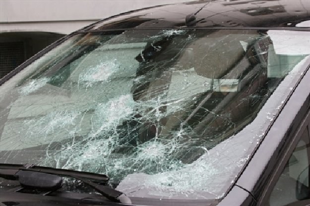 Czy odszkodowanie za zniszczenie auta w wyniku gradobicia należy się zawsze? /AFP