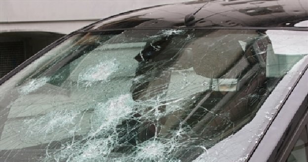 Czy odszkodowanie za zniszczenie auta w wyniku gradobicia należy się zawsze? /AFP