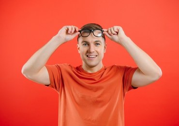 Czy okulary rozleniwiają oczy? Okulistka obala popularne mity 