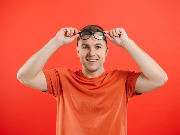 Czy okulary rozleniwiają oczy? Okulistka obala popularne mity 