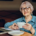 Czy opłaca się przejść na emeryturę miesiąc później? Ile można zyskać? 