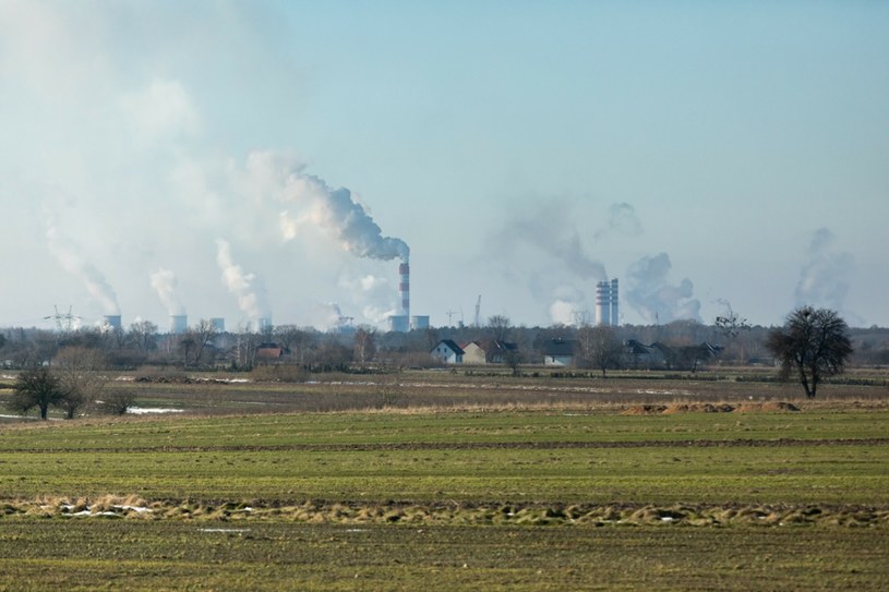 Czy Orlen przejmie Azoty Puławy? Coraz głośniej o takiej opcji. Na zdj.  dymiące kominy zakładów w Puławach /ARKADIUSZ ZIOLEK /East News