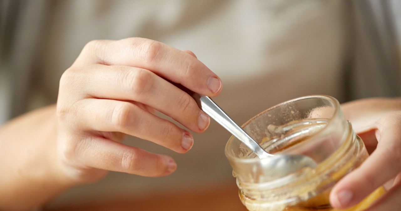 Czy osad na miodzie jest powodem do niepokoju? /123RF/PICSEL