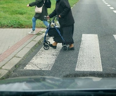 Czy osoba z niepełnosprawnościami może przechodzić przez jezdnię w każdym miejscu?