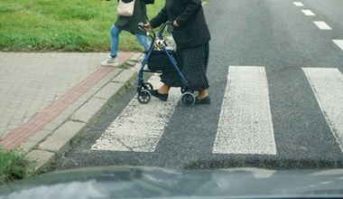 Czy osoba z niepełnosprawnościami może przechodzić przez jezdnię w każdym miejscu?