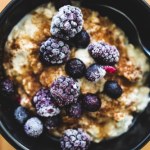 Czy owsianka to zły wybór na śniadanie? Dietetyk obala popularny mit