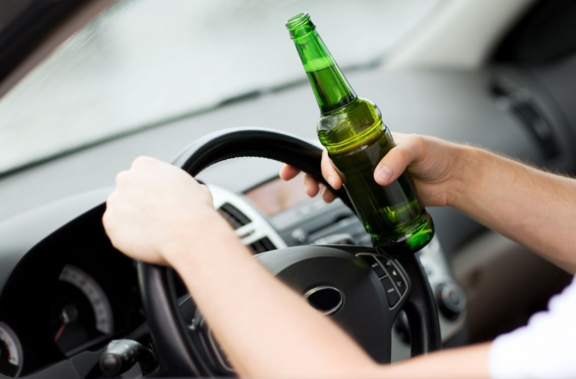 Czy pasażer może pić alkohol podczas jazdy samochodem /123RF/PICSEL