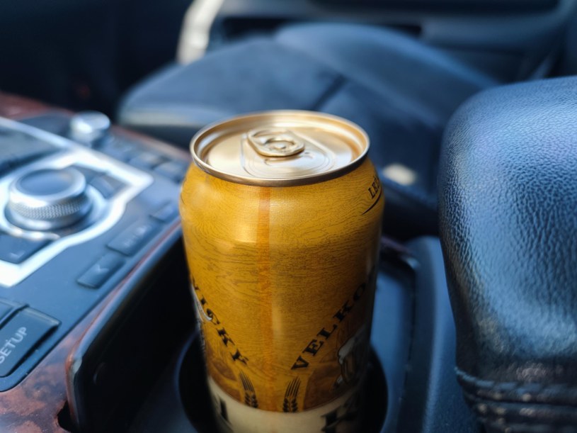 Czy pasażer może pić alkohol w aucie podczas jazdy samochodem? /Michał Janiszyn /INTERIA.PL