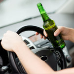 Czy pasażer może pić alkohol w samochodzie? Piątkowy dylemat wielu Polaków