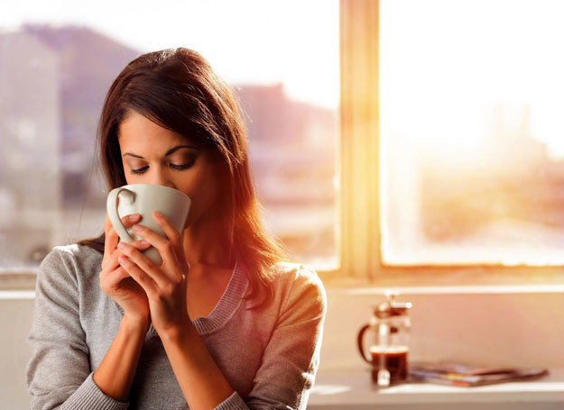 Czy picie kawy na czczo może negatywnie wpłynąć na nasz organizm? /123RF/PICSEL