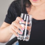 lepsze trawienie Czy picie w trakcie posiłku szkodzi? Tak płyny wpływają na trawienie i przemianę materii