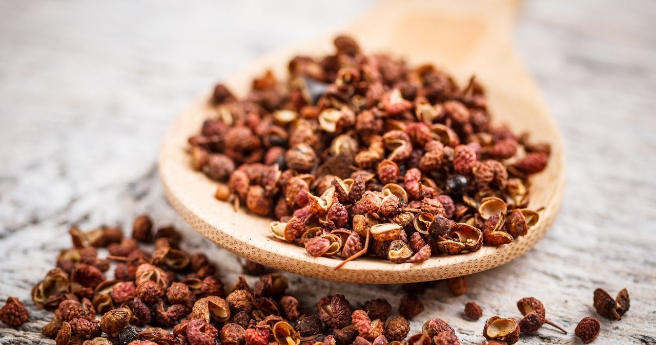 Czy pieprz syczuański jest zdrowy? Kto powinien go spożywać? /grafvision /Canva Pro