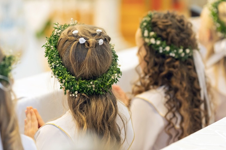 Czy Pierwsza Komunia to tylko prezent? Oto, co naprawdę myślą Polacy /Shutterstock