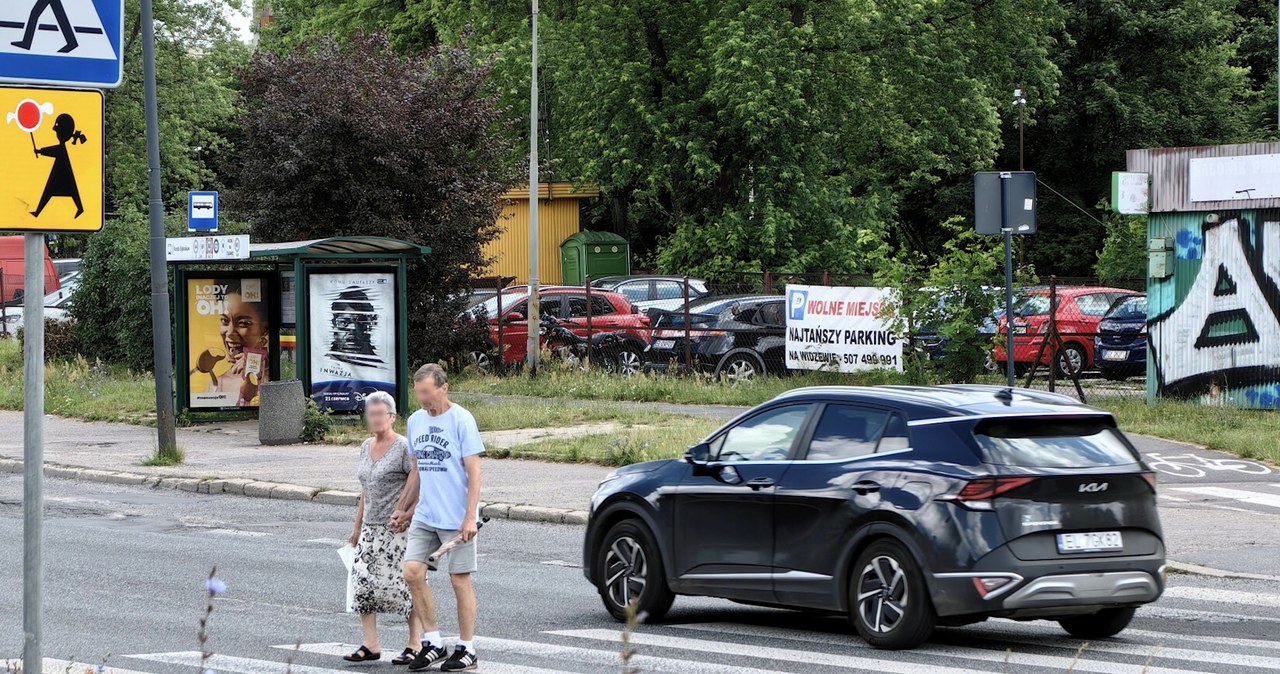 Czy piesi muszą zejść z przejścia, by samochód mógł ruszyć? /ANDRZEJ ZBRANIECKI /East News