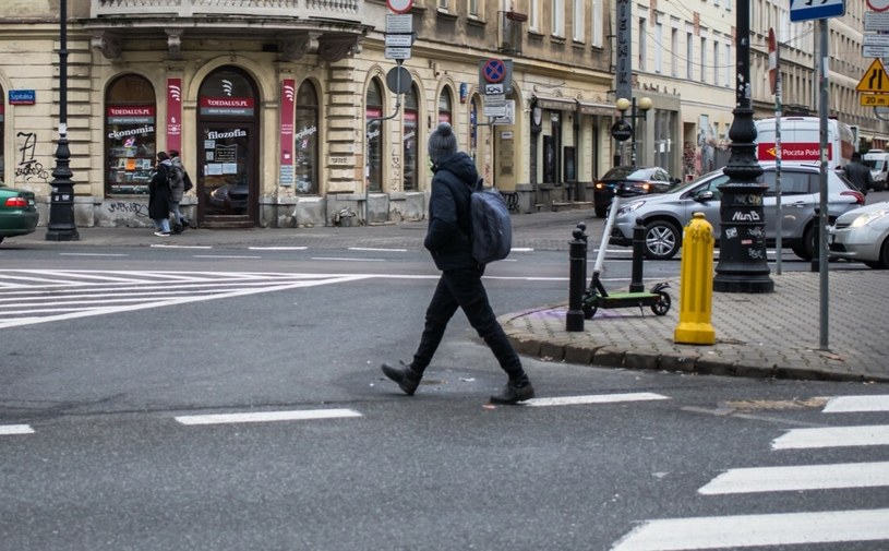 Czy pieszemu trzeba ustępować podczas skrętu, gdy ten przechodzi przez ulicę poza przejściem? /Adam Burakowski /Reporter