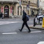 Czy pieszy ma pierwszeństwo, kiedy nie przechodzi po przejściu?