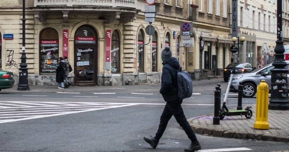 Czy pieszy może mieć pierwszeństwo poza przejściem dla pieszych? /Adam Burakowski /Reporter