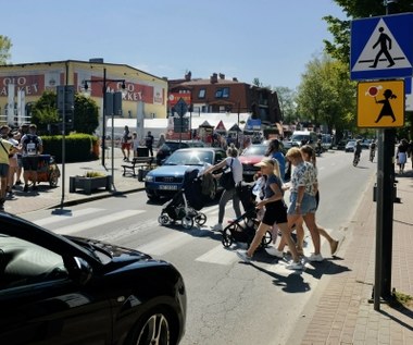 Czy pieszy musi zejść z przejścia, żeby kierowca mógł ruszyć?