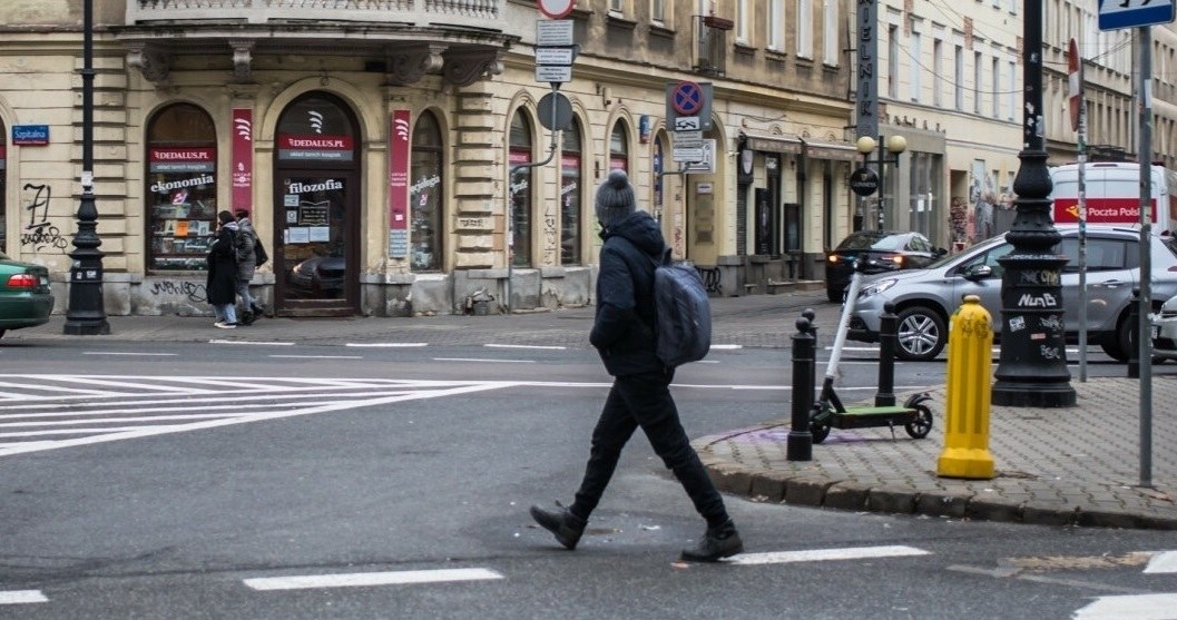 Czy pieszy przechodzący przez ulicę ma pierwszeństwo przed samochodem? /Adam Burakowski /Reporter