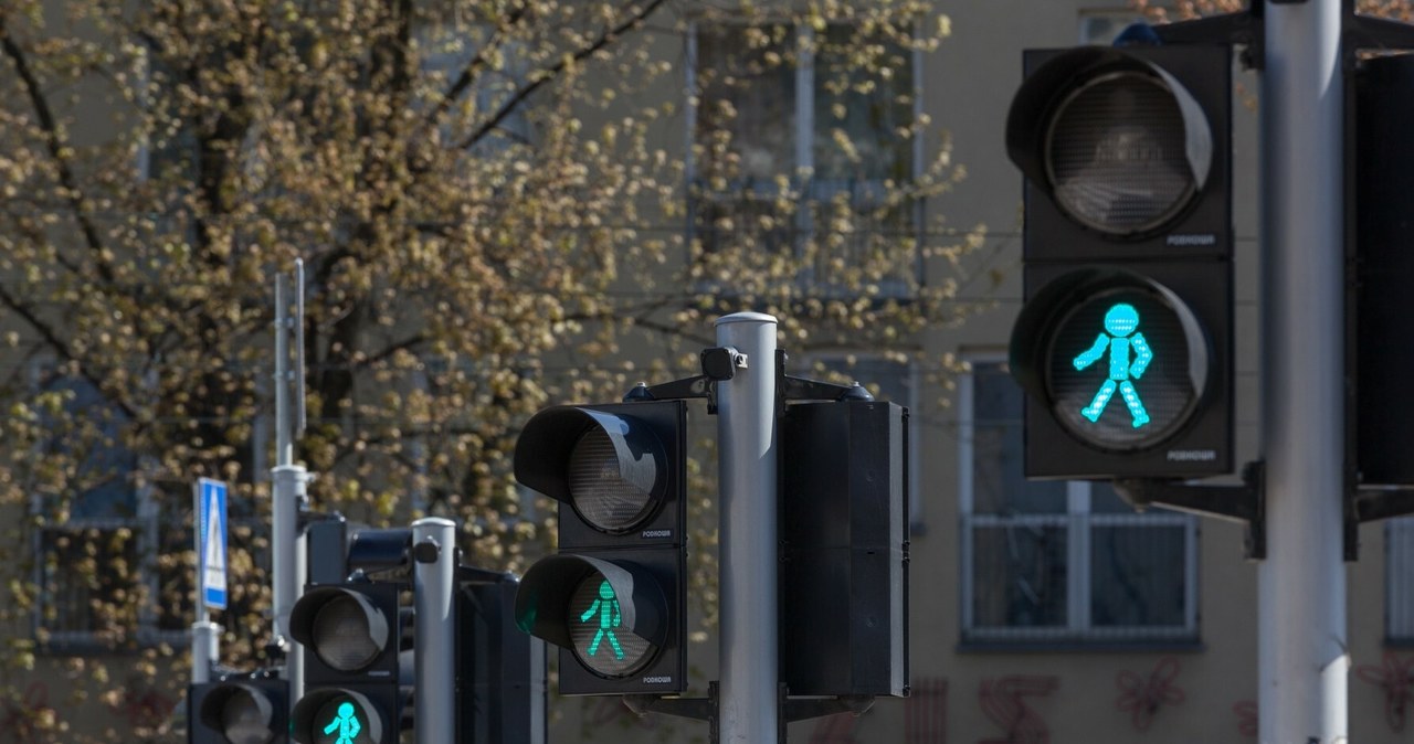 Czy pieszy widzący migające zielone światło może wejść na przejście? /ARKADIUSZ ZIOLEK /East News