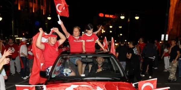 Czy po meczu z Niemcami kibice tureccy będą mieli okazję do świętowania? /AFP