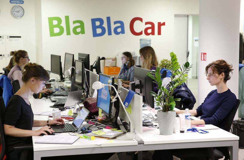 Czy po Uberze kłopoty będzie miał BlaBlaCar? /AFP
