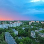 Czy podczas burzy można stać przy oknie? Centrum Bezpieczeństwa ostrzega 