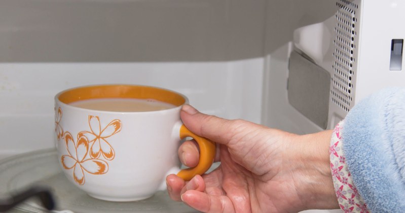 Czy podgrzewanie zimnej kawy w mikrofalówce jest dobrym pomysłem? Barista rozwiewa wątpliwości /Pixel