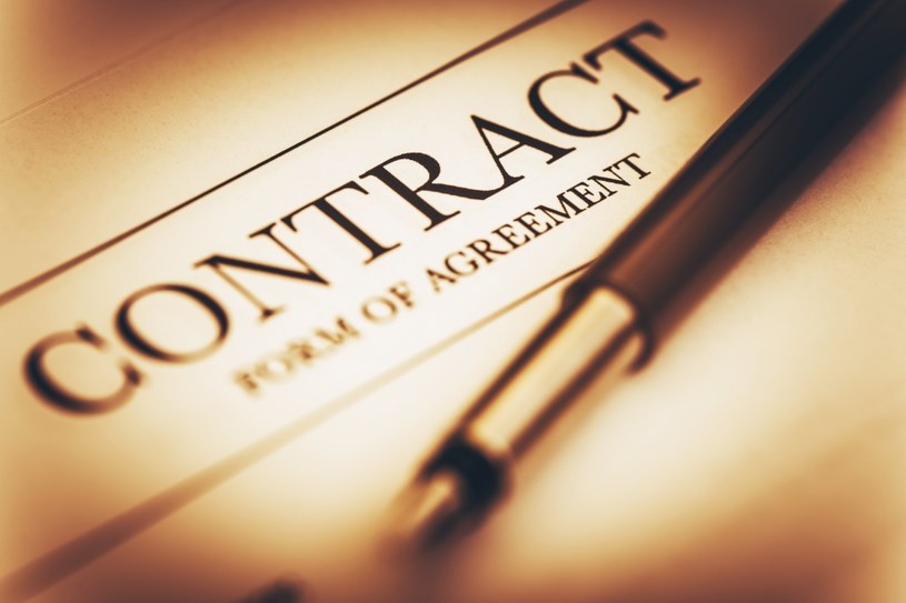 Czy podpisywanie kontraktu z ośmiolatkiem jest legalne z punktu widzenia prawa pracy? /123RF/PICSEL