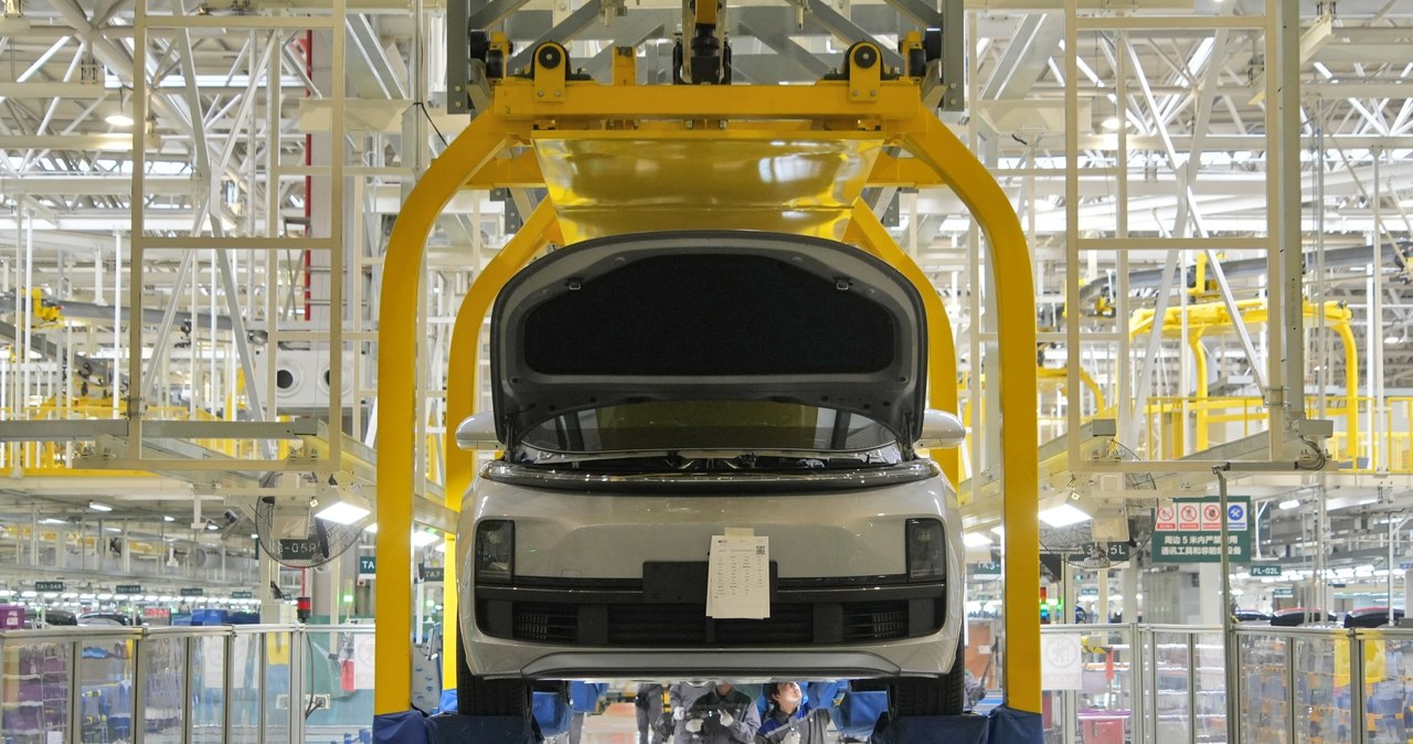 Czy podwyższenie ceł na chińskie pojazdy elektryczne zagrozi producentom części w Polsce? Na zdjęciu fabryka e-aut w Changzhou w Chinach /CFOTO / NurPhoto /AFP