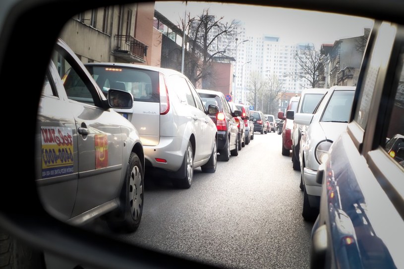 Czy pojawi się prawo zakazujące wjazdu do centrum starym samochodom? /Piotr Kamionka /Reporter