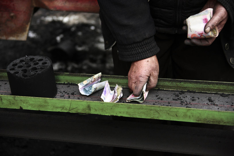 Czy Polacy na zimę zostaną bez węgla? Wysokie ceny dla wielu osób to może być wielki problem. /AFP