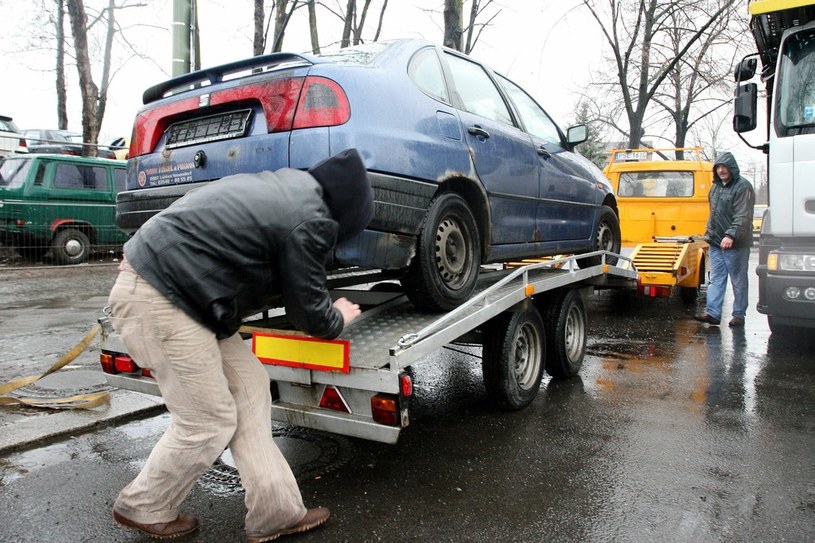 Czy Polacy zdecyują się na droższe ale lepsze samochody używane? /Lech Muszyński /Reporter